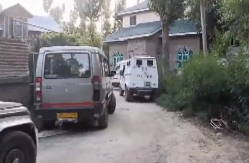 कुलगाम और पुलवामा में पांच अलग-अलग स्थानों पर एनआईए की छापेमारी जारी