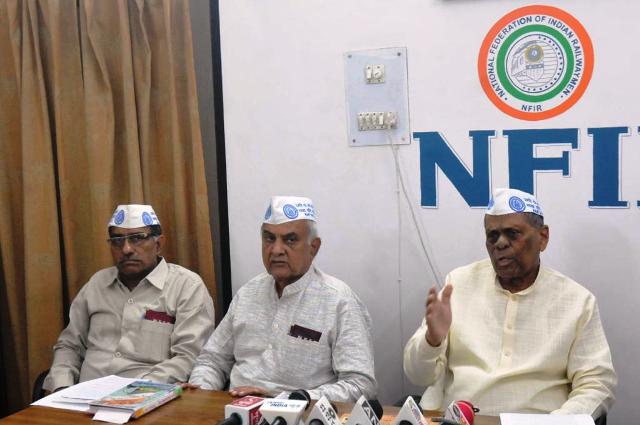 रेलवे कर्मचारी पुरानी पेंशन योजना की बहाली की मांग लेकर 10 अगस्त को दिल्ली के रामलीला मैदान में करेंगे रैली