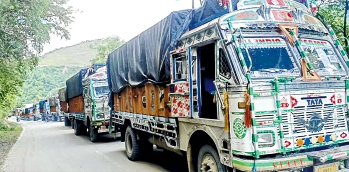 मणिपुर : पब्लिक कर्फ्यू से आवश्यक वस्तु आपूर्ति में रुकावट