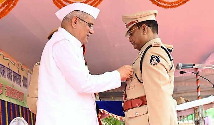 सीएम बघेल ने किया एसपी (रेलवे) जेआर ठाकुर को भारतीय पुलिस पदक से सम्मानित