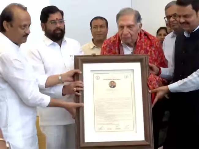 उद्योगपति रतन टाटा उद्योग रत्न पुरस्कार से सम्मानित