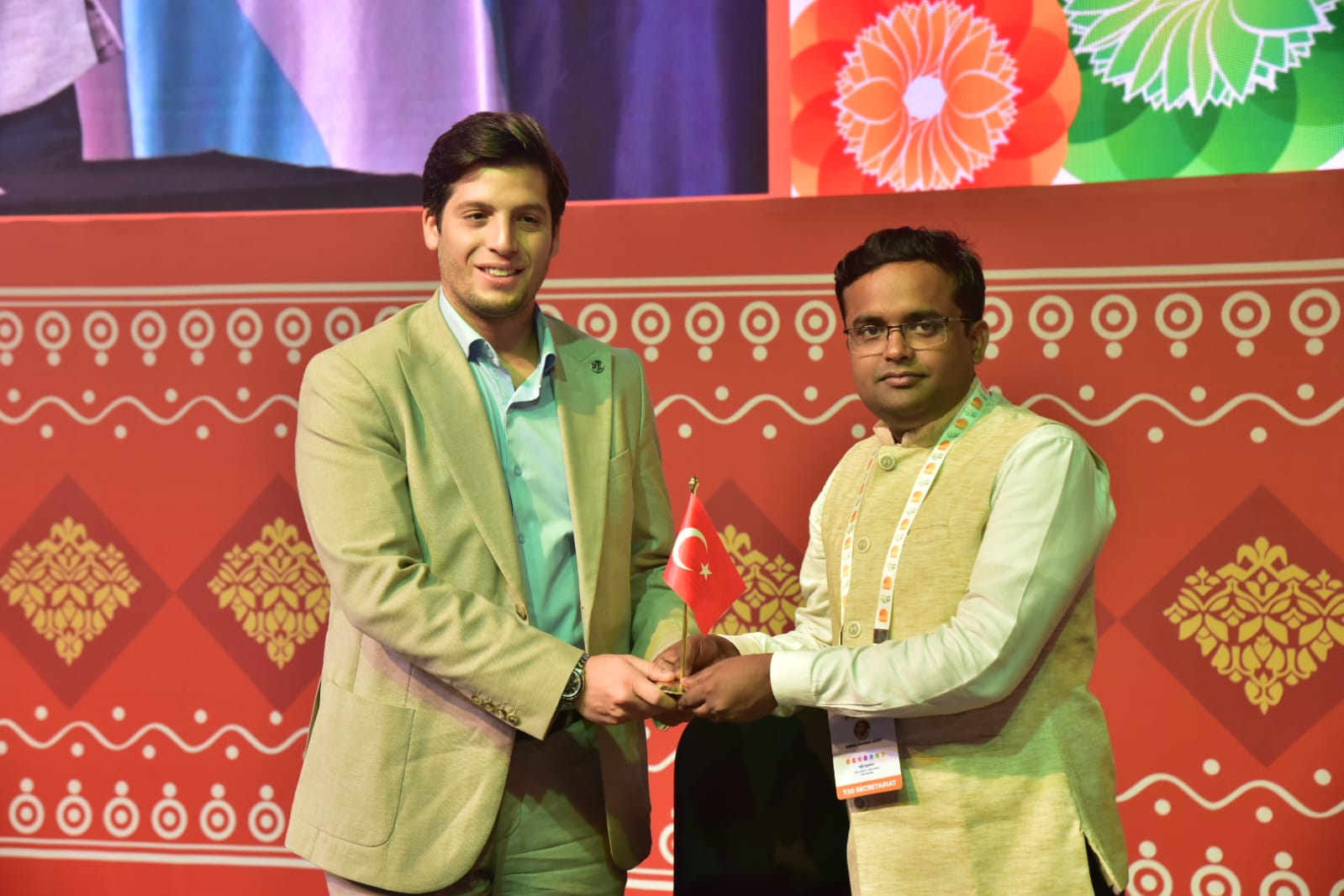 वाई 20 ध्वज को इंडिया चेयर ने ब्राजील के डेलीगेट्स प्रमुख को सौंपा