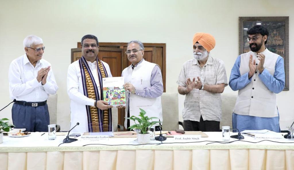 धर्मेंद्र प्रधान ने फाउंडेशनल स्टेज 2022 के लिए राष्ट्रीय पाठ्यचर्या रूपरेखा लॉन्च की