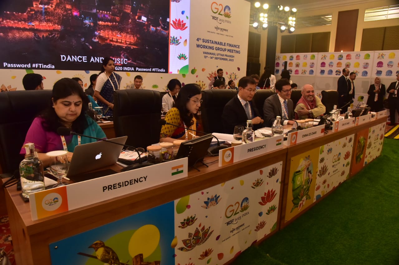 वाराणसी: जी&mdash;20 सतत वित्त कार्यसमूह की चौथी बैठक शुरू, डेलीगेट्स ने प्रेसीडेंट टेबल पर रखे प्रस्ताव