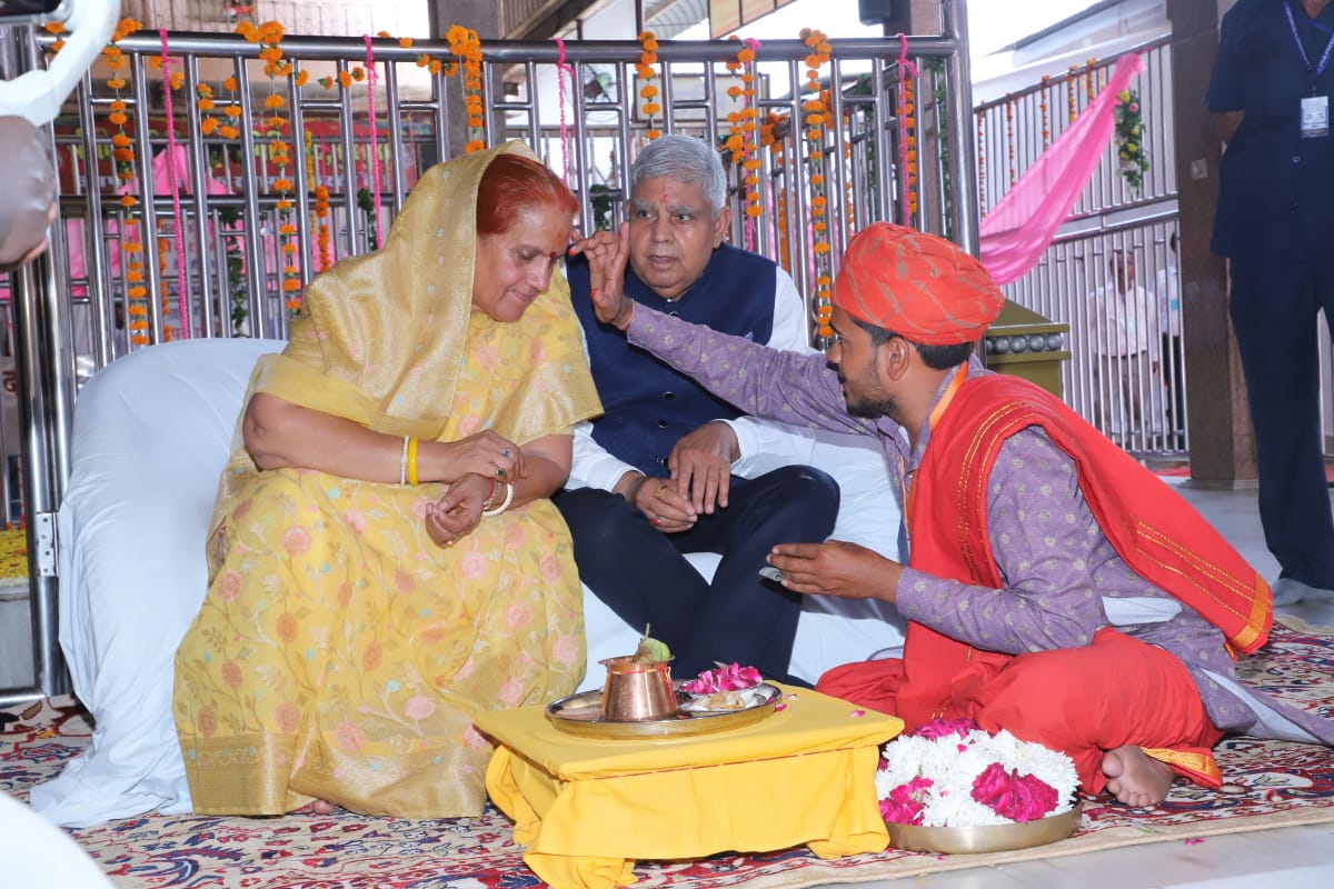 उपराष्ट्रपति धनखड़ ने पत्नी के साथ सुरसुरा के वीर तेजा मंदिर में पूजा-अर्चना की