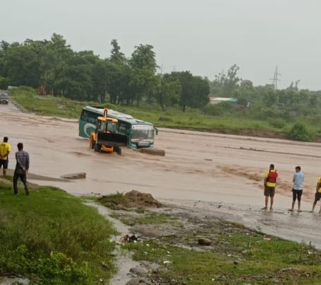 हरिद्वार आ रही नेपाल मैत्री बस कोटावाली नदी में फंसी, यात्रियों को किया गया रेस्क्यू