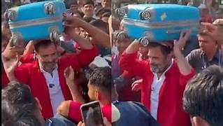 राहुल गांधी पहुंचे आनंद विहार रेलवे स्टेशन, कुलियों से की मुलाकात
