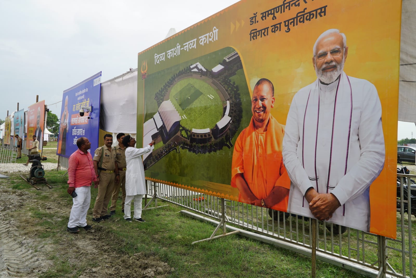 प्रधानमंत्री नरेन्द्र मोदी पहुंचे वाराणसी, योगी ने एयरपोर्ट पर की अगवानी