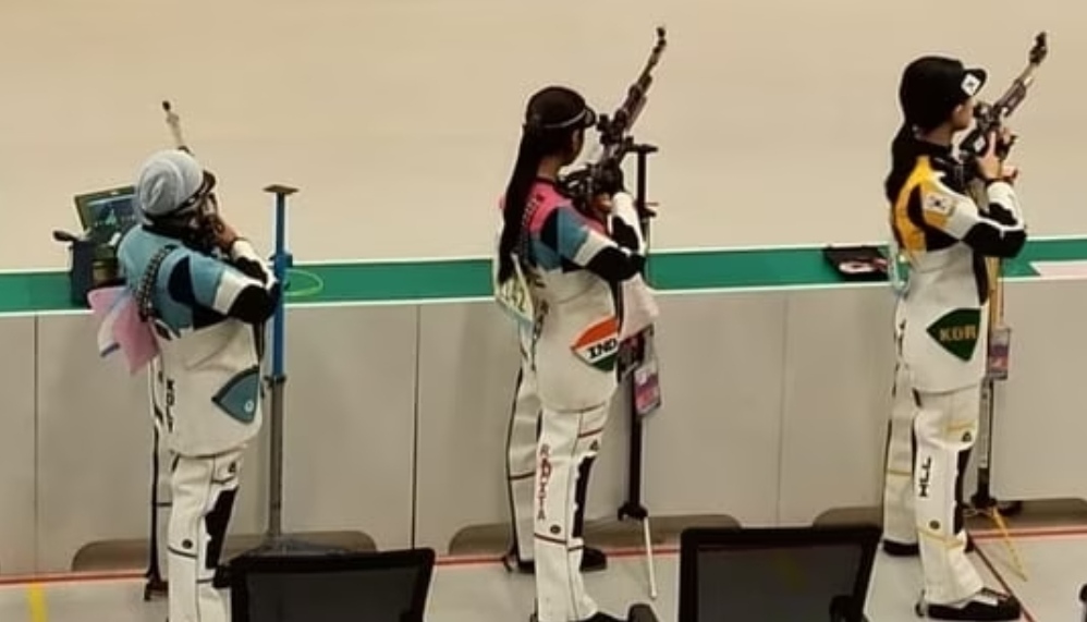 एशियाई खेल : भारत के पदकों का खाता खुला, रोइंग और महिला 10 मीटर एयर राइफल टीम स्पर्धा में जीता रजत