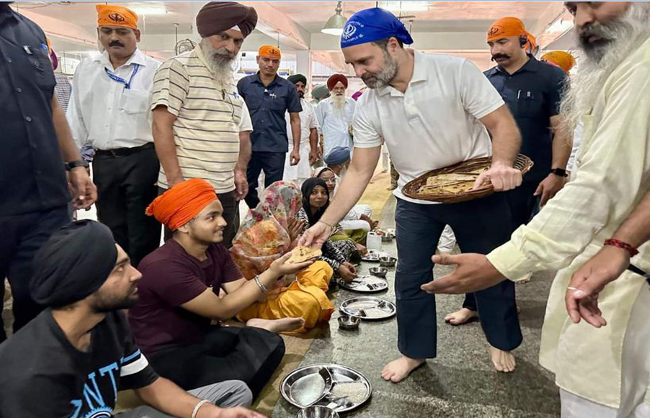 राहुल गांधी ने दूसरे दिन भी की दरबार साहिब में कार सेवा, जूठे बर्तन धोए