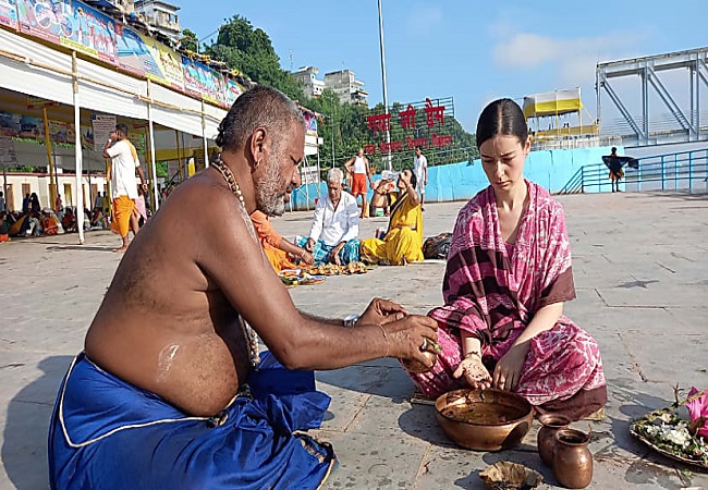 यूक्रेन की यूलिया पहुंचीं गया, युद्ध में मारे गए माता-पिता के मोक्ष के लिए किया पिंडदान