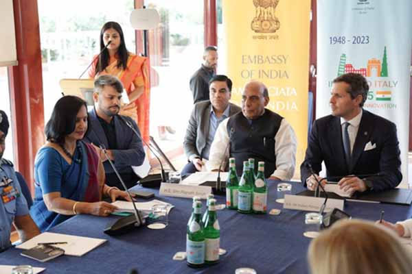 राजनाथ सिंह ने रोम में इटली रक्षा उद्योग के नेताओं से की मुलाकात