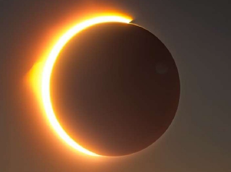 पितृ अमावस्या पर शनिवार को लगेगा सूर्यग्रहण, रात होने के कारण भारत में नहीं दिखेगा