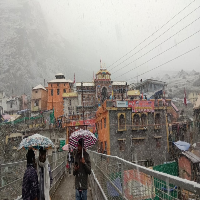 बद्री-केदार सहित चार धामों में हो रही जोरदार बर्फबारी, बढ़ी ठंड