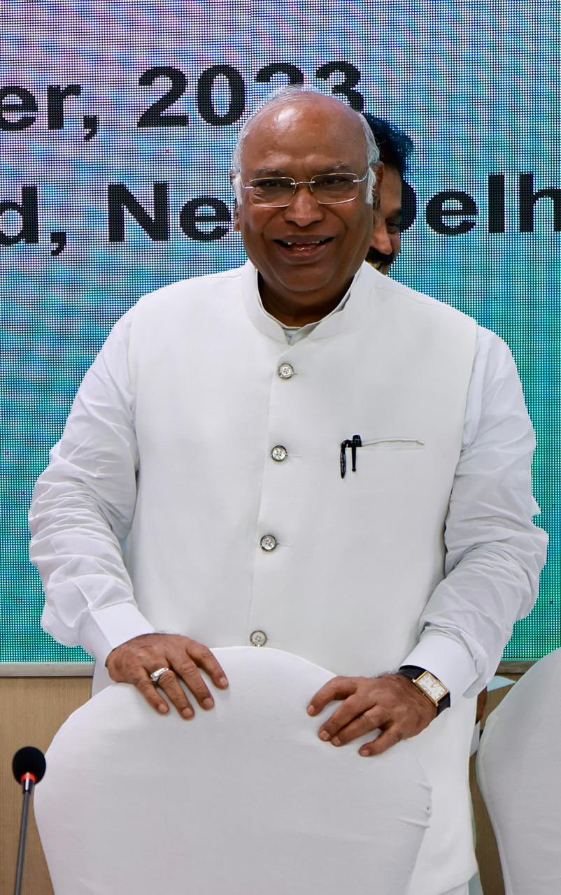 चुनाव में सेना का राजनीतिक इस्तेमाल उचित नहीं : खड़गे