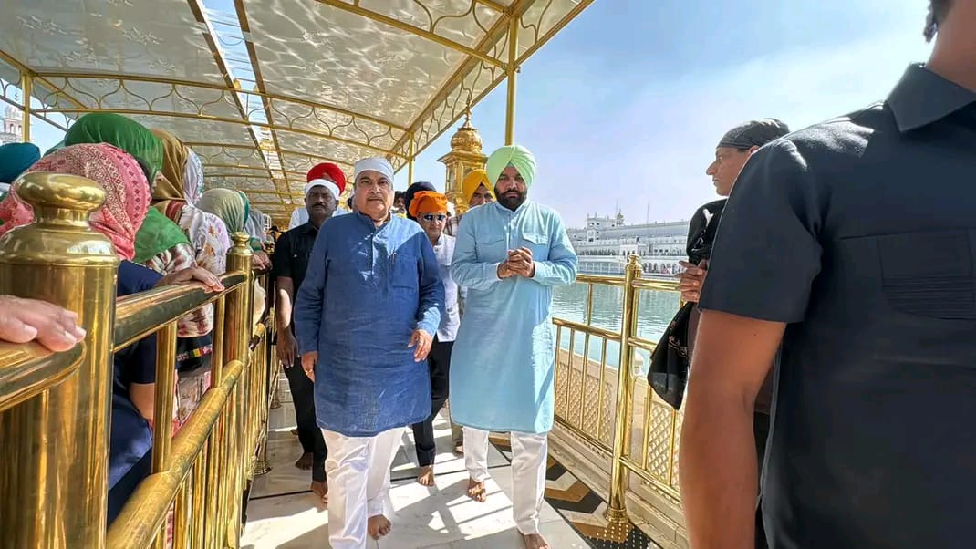 नितिन गडकरी ने दरबार साहिब में माथा टेका, देश के सबसे ऊंचे झंडे का करेंगे उदघाटन