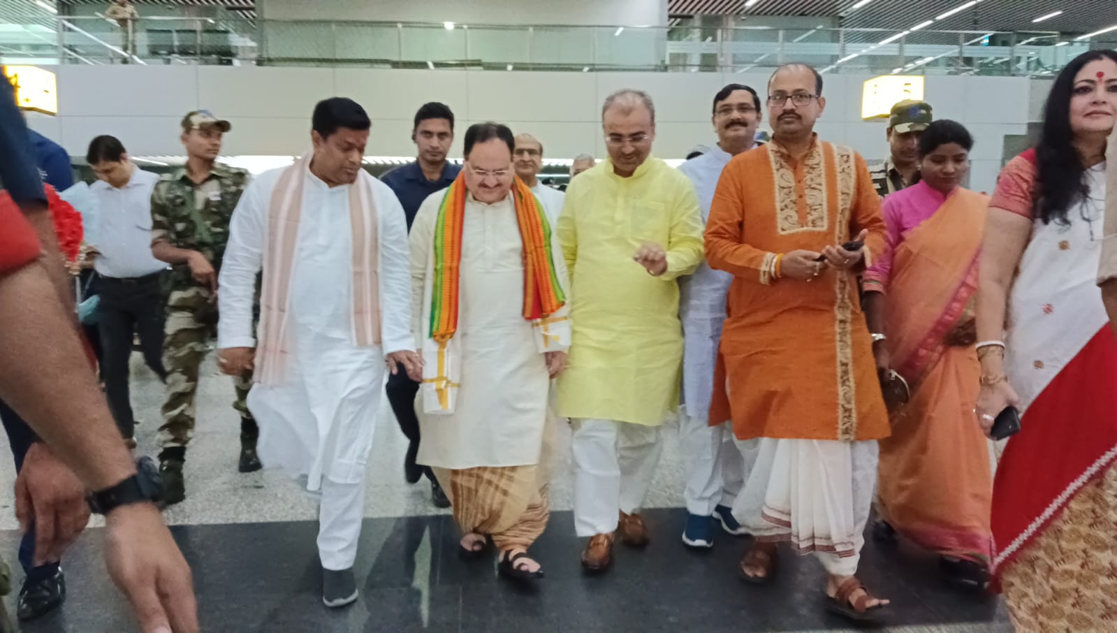 बंगाल पहुंचे जेपी नड्डा ने दुर्गापूजा पंडाल में की पूजा-अर्चना