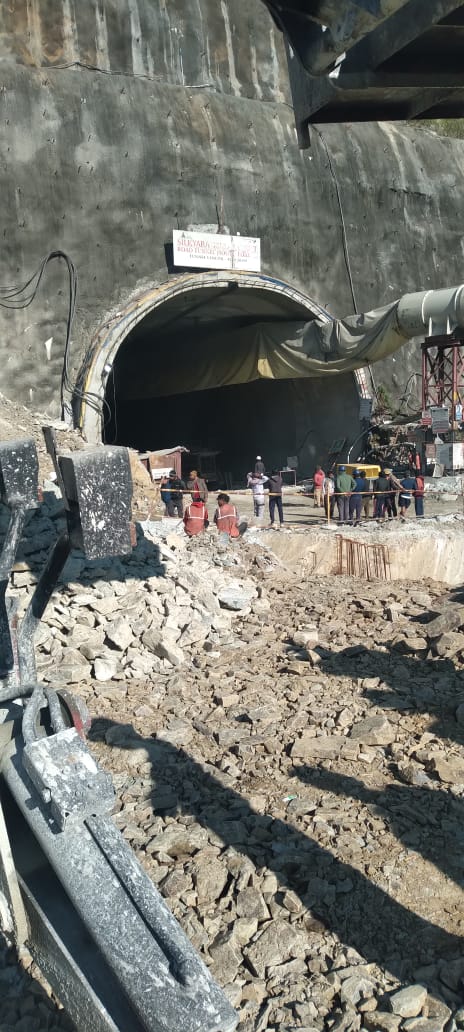 यमुनोत्री हाइवे पर निर्माणाधीन सुरंग का एक हिस्सा टूटने से दर्जनों मजदूर फंसे