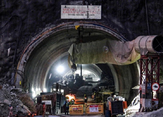 सिलक्यारा सुरंग में बचाव अभियान में आई अड़चन दूर, ऑगर मशीन के लिए प्लेटफॉर्म दोबारा तैयार