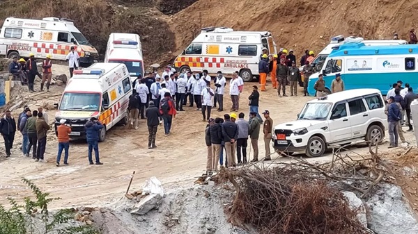 सिलक्यारा सुरंग रेस्क्यू आपरेशन : मुख्यमंत्री धामी पहुंचे सिलक्यारा, सुरंग के अंदर ड्रिलिंग और पाइप पुश करने का कार्य पूरा