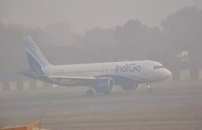 दिल्ली एयरपोर्ट पर घने कोहरे के कारण करीब 30 उड़ानों में देरी