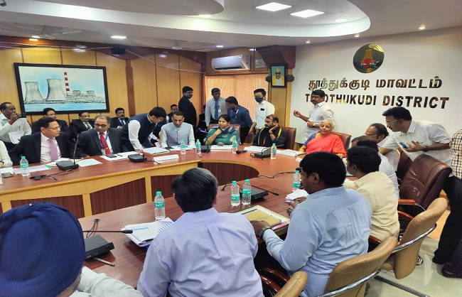 केंद्रीय वित्त मंत्री ने बाढ़ प्रभावित थूथुकुडी जिला प्रशासन के साथ समीक्षा बैठक की