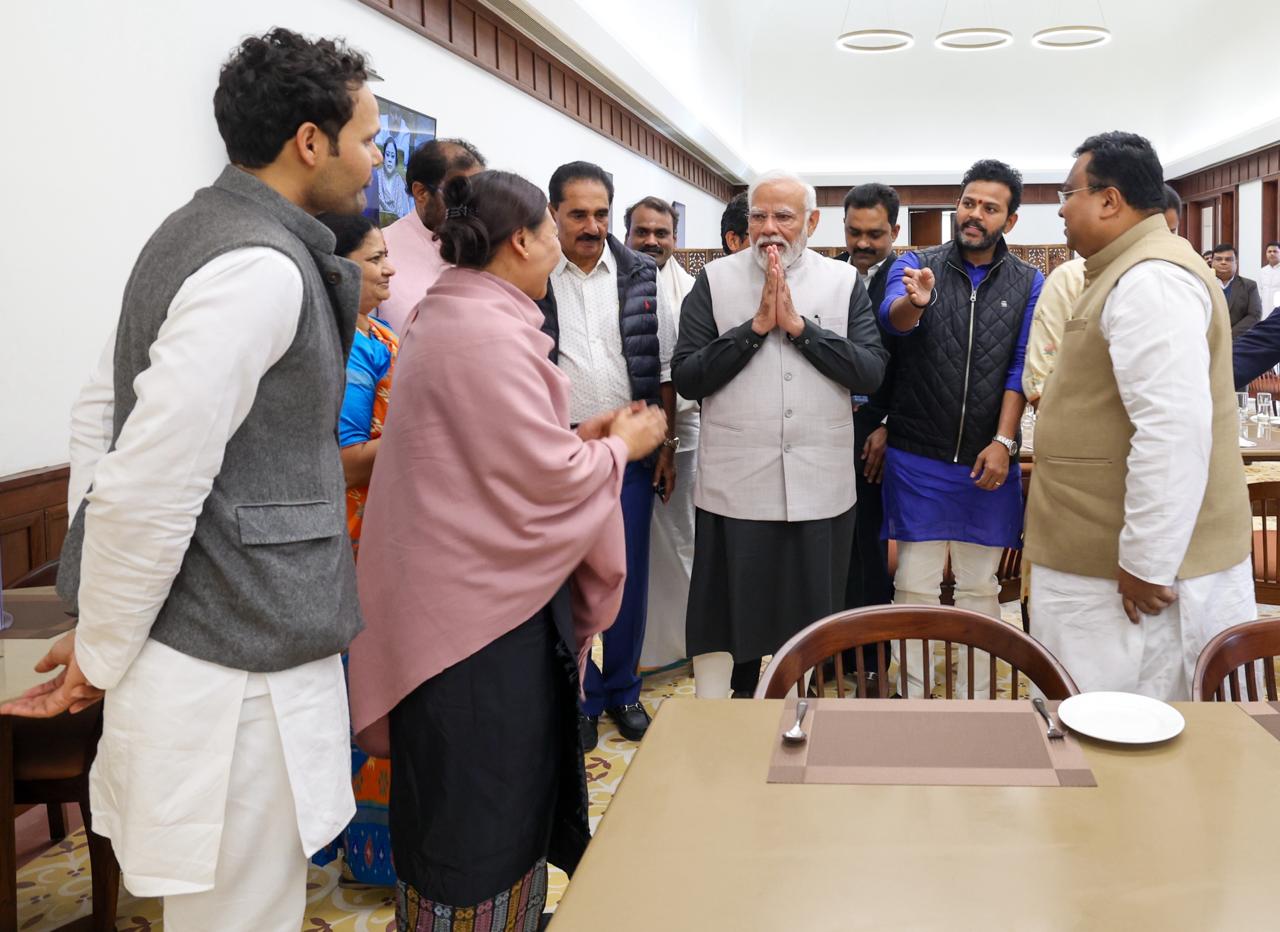 प्रधानमंत्री ने संसद कैंटीन में सांसदों के साथ किया लंच