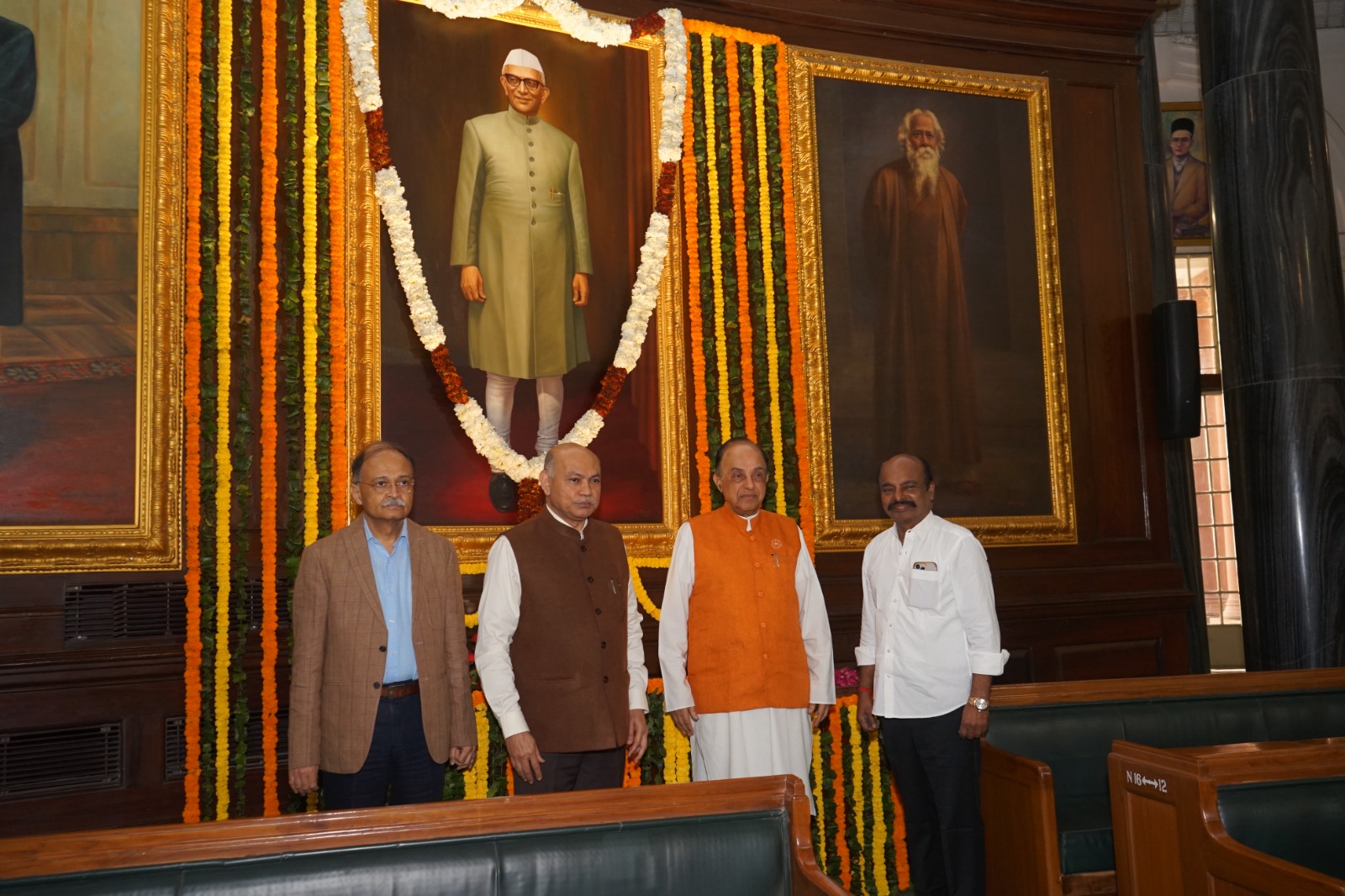 सांसदों ने मोरारजी देसाई को श्रद्धांजलि अर्पित की