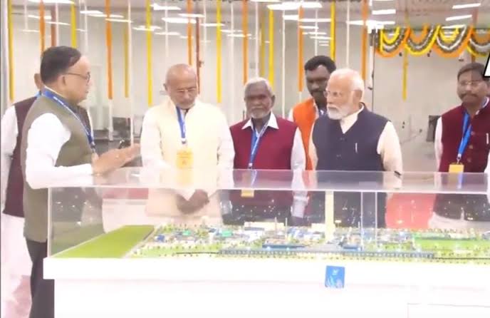 प्रधानमंत्री मोदी पहुंचे धनबाद, मुख्यमंत्री सोरेन ने किया स्वागत
