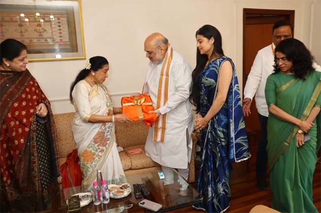 अमित शाह ने 'बेस्ट ऑफ आशा भोंसले' पुस्तक का किया विमोचन