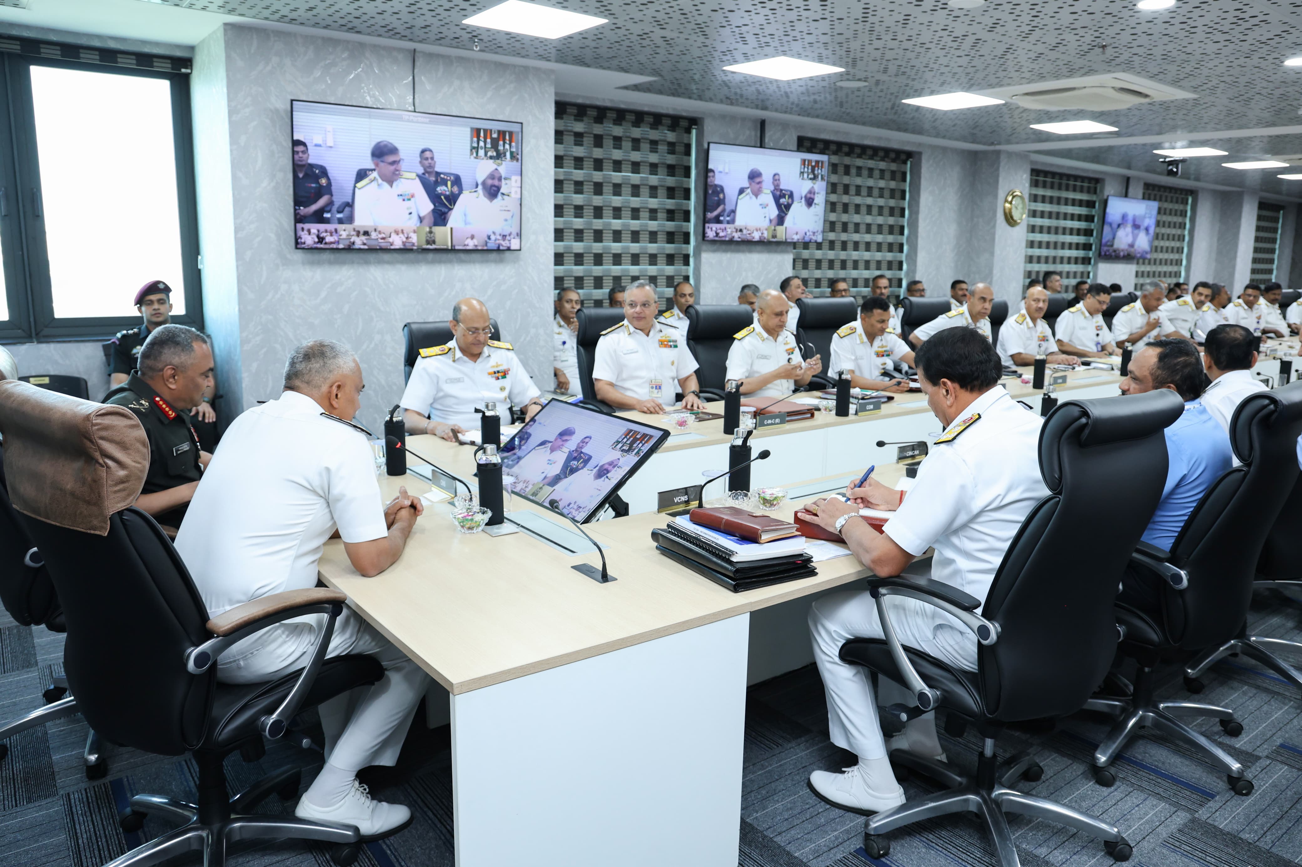 भविष्य के युद्धक्षेत्र में तीनों सेनाओं के तालमेल पर रक्षामंत्री ने जोर दिया