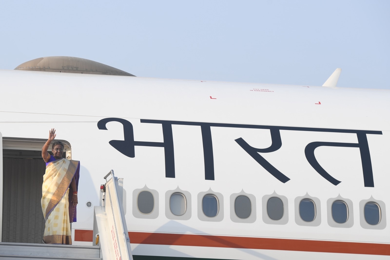 राष्ट्रपति मुर्मू मॉरीशस की अपनी पहली राजकीय यात्रा पर रवाना