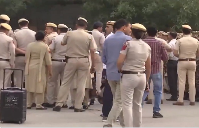 लोक कल्याण मार्ग, पटेल चौक मेट्रो स्टेशन के गेट नंबर तीन, केंद्रीय सचिवालय मेट्रो स्टेशन के गेट नंबर पांच को बंद किया गया