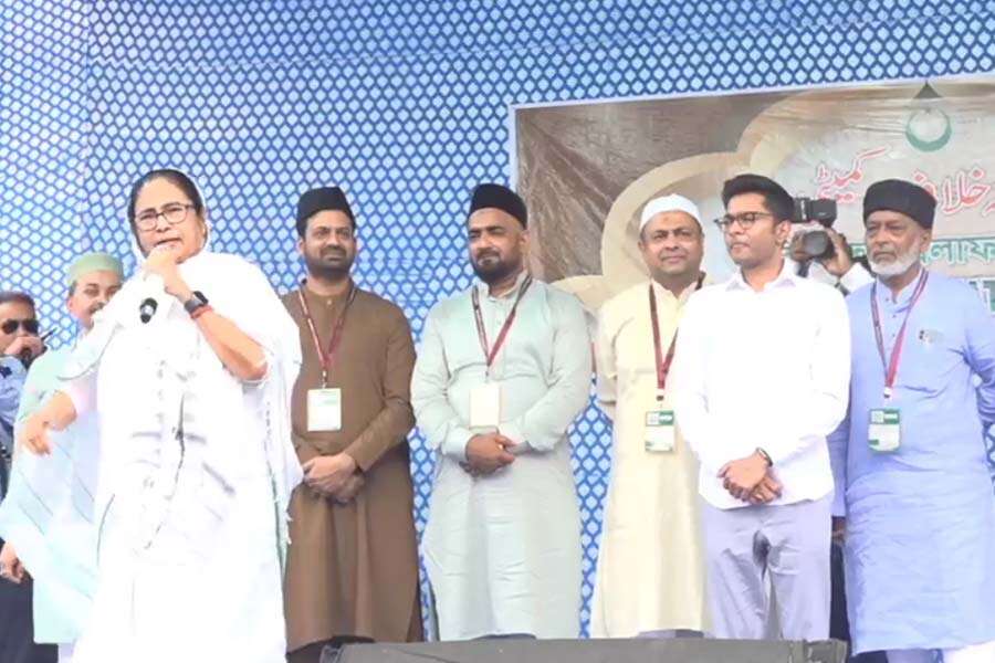 ममता शामिल हुईं ईद की नमाज में, की राजनीतिक अपील- कहा, एक भी वोट किसी और पार्टी को नहीं जाना चाहिए