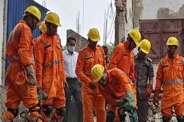 देवघर में तीन मंजिला इमारत ढही, कई लोगों के मलबे में दबे होने की आशंका, बचाव कार्य जारी