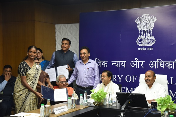दिव्यांगजन सशक्तिकरण विभाग ने निजी संस्थानों और स्टार्ट-अप्स के साथ 72 समझौता ज्ञापनों पर हस्ताक्षर किए
