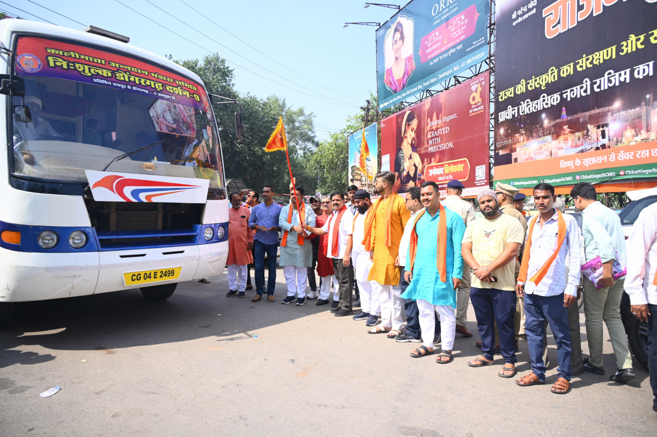 छत्तीसगढ़: रायपुर : उपमुख्यमंत्री श्री विजय शर्मा ने डोंगरगढ़ मां बम्लेश्वरी के दर्शन के लिए जा रहे श्रद्धालुओं की बस को झंडी दिखाकर किया रवाना