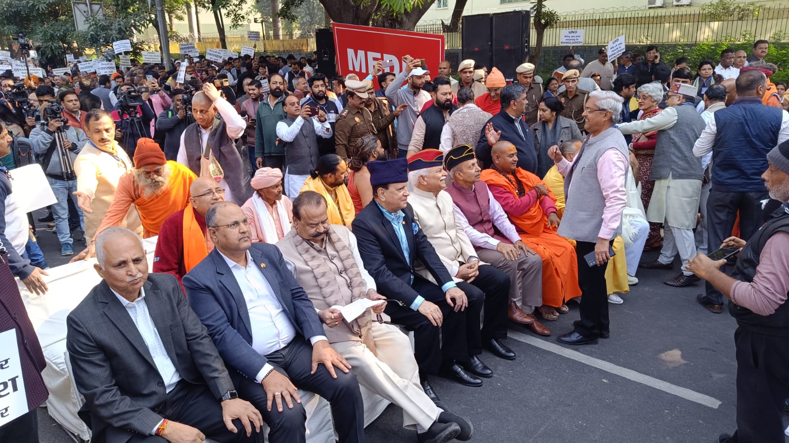बांग्लादेश में हिन्दुओं पर अत्याचार के खिलाफ उच्चायोग के निकट प्रदर्शन