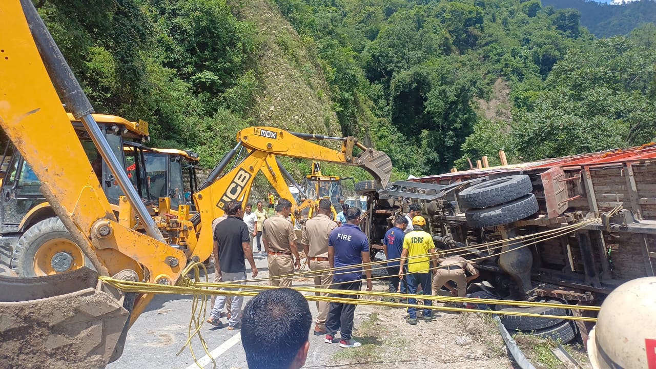  ऋषिकेश-गंगोत्री हाईवे पर कांवड़ियों से भरा ट्रक पलटा, तीन की मौत, 18 घायल