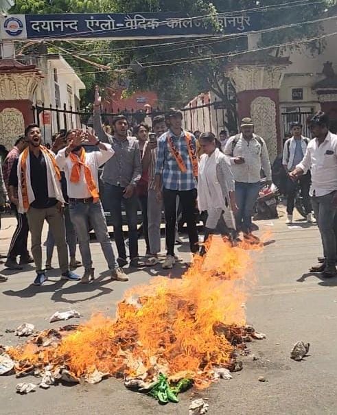  दिल्ली विश्वविद्यालय: पीएचडी परिणाम में देरी पर एबीवीपी ने किया हिंदी विभाग के खिलाफ प्रदर्शन