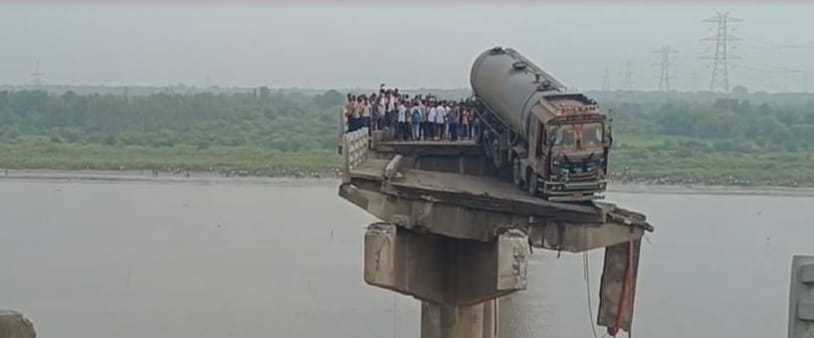  गुजरात पुल हादसा : कई वाहन नदी में गिरे, नाै की माैत, प्रधानमंत्री ने जताया दुख