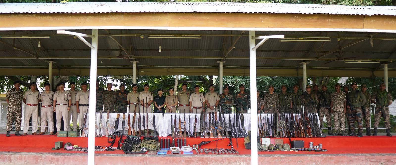  मणिपुर में भारी मात्रा में हथियार और गोला-बारूद बरामद
