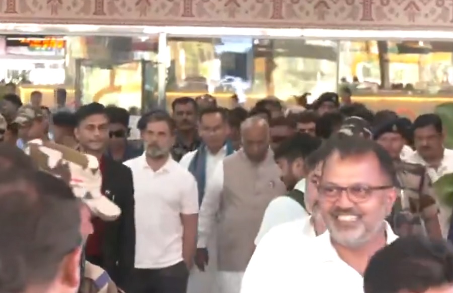  गुवाहाटी पहुंचे कांग्रेस के राष्ट्रीय अध्यक्ष खड़गे एवं राहुल गांधी