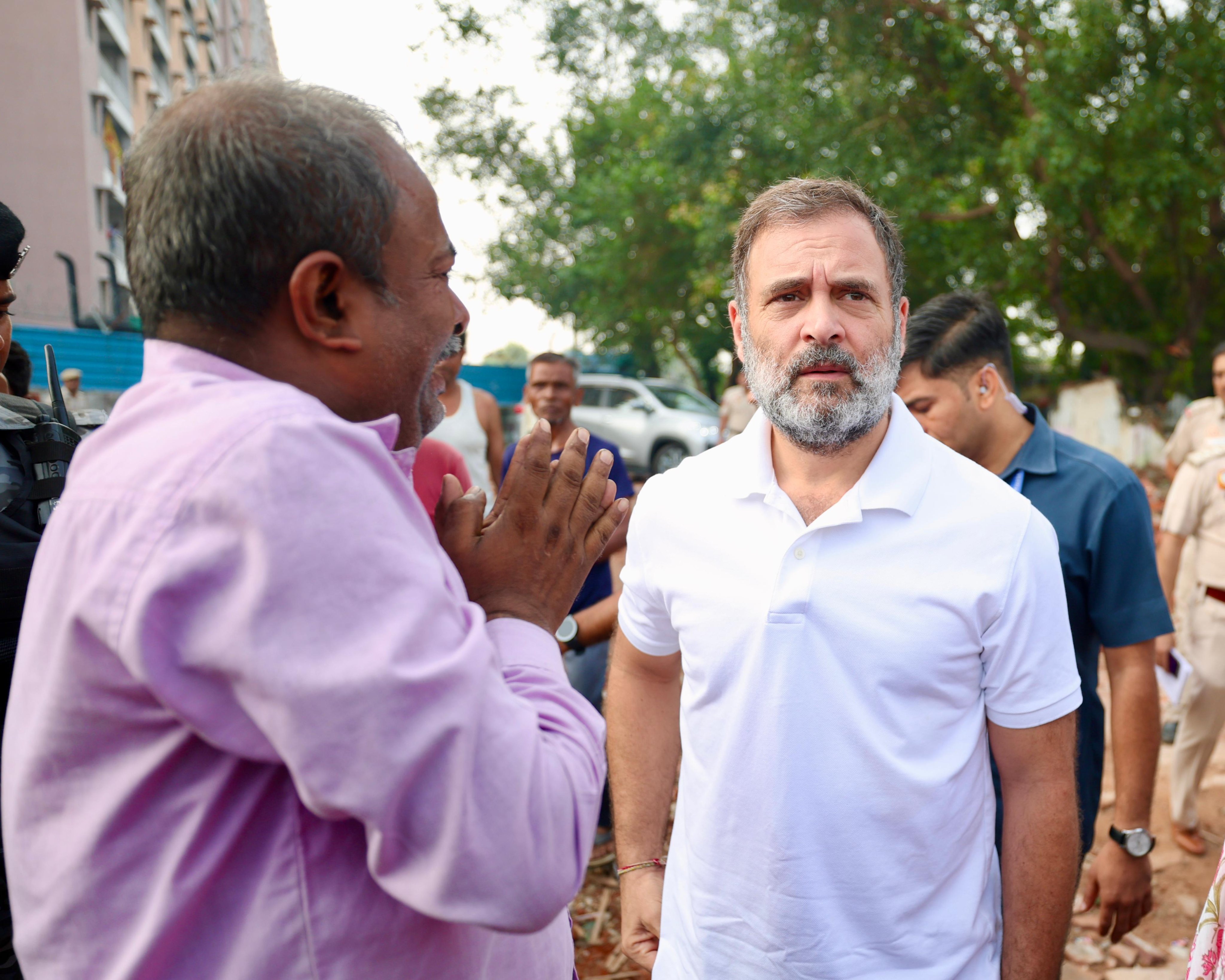 दिल्ली के जेलरवाला बाग में झुग्गी-झोपड़ी वालों से मिले राहुल गांधी