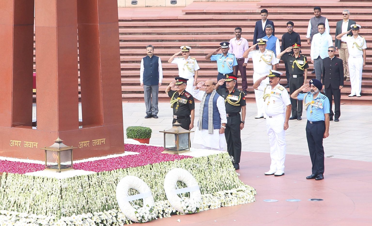 कारगिल विजय दिवस पर रक्षा मंत्री और सैन्य प्रमुखों ने राष्ट्रीय युद्ध स्मारक पर शहीदों को श्रद्धांजलि दी
