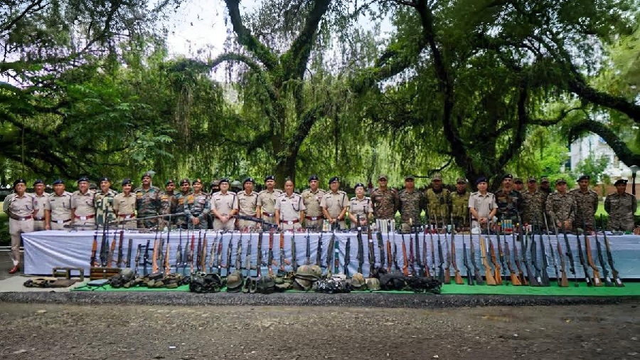  मणिपुर में सुरक्षा बलाें के संयुक्त अभियान में बरामद किया 90 आग्नेयास्त्र, 728 गोला-बारूद
