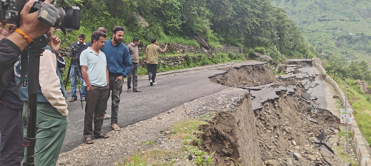  उत्तराखंडः गंगोत्री हाईवे तीन स्थानों पर वॉश आउट, धराली रेस्क्यू अभियान के लिए जा रही टीमें रास्ते में फंसी