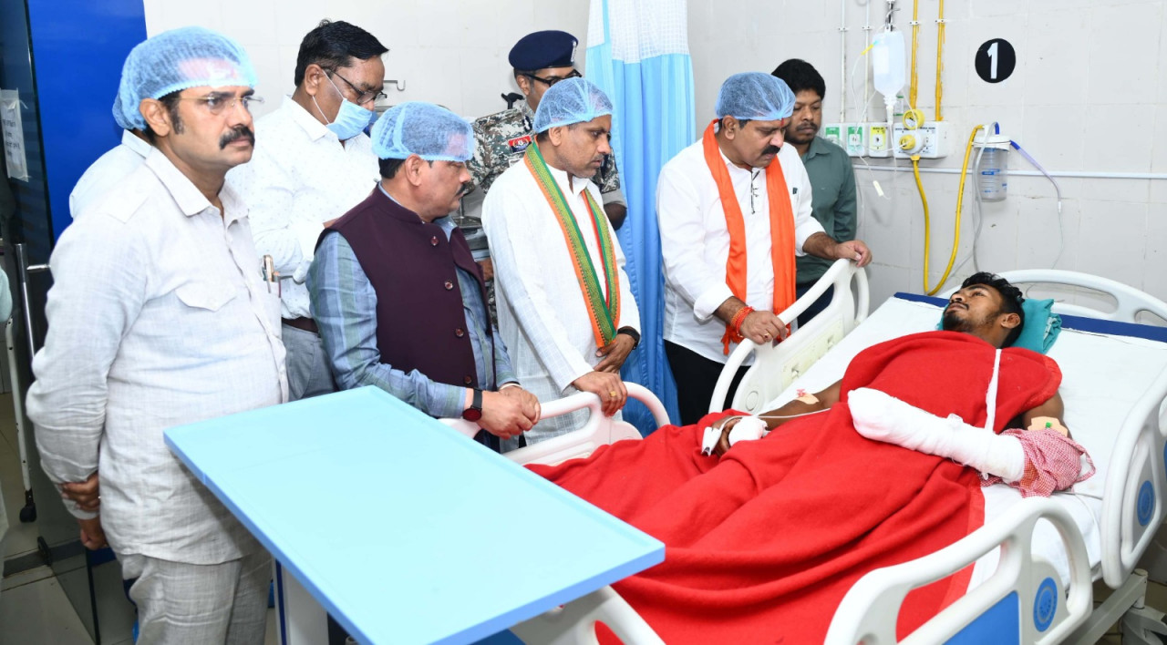 छत्तीसगढ़ : उपमुख्यमंत्रीविजय शर्मा ने मेडिकल कॉलेज हॉस्पिटल पहुंच आईडी ब्लास्ट में घायल ग्रामीण और भालू के हमले में घायल जवान से भेंटकर पूछा स्वास्थ्य का हाल
