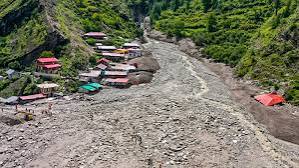 धराली में आपदा पीड़ितों के सहायतार्थ जुटे स्वयंसेवक, घर-घर पहुंचा रहे राहत सामग्री
