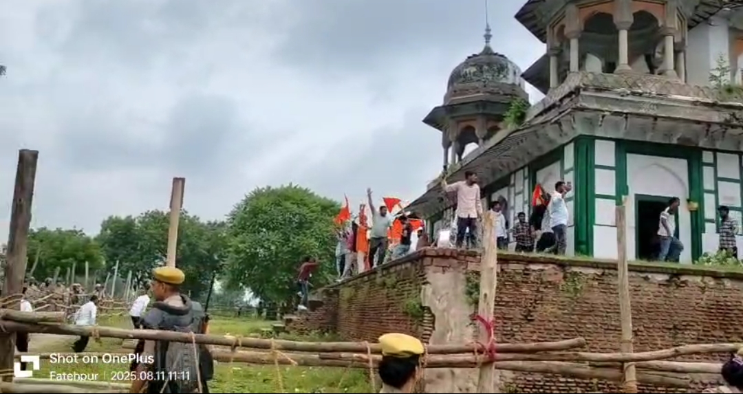 उत्तर प्रदेश के फतेहपुर में मकबरा पर हिन्दू संगठनों ने फहराया भगवा, स्थिति तनावपूर्ण